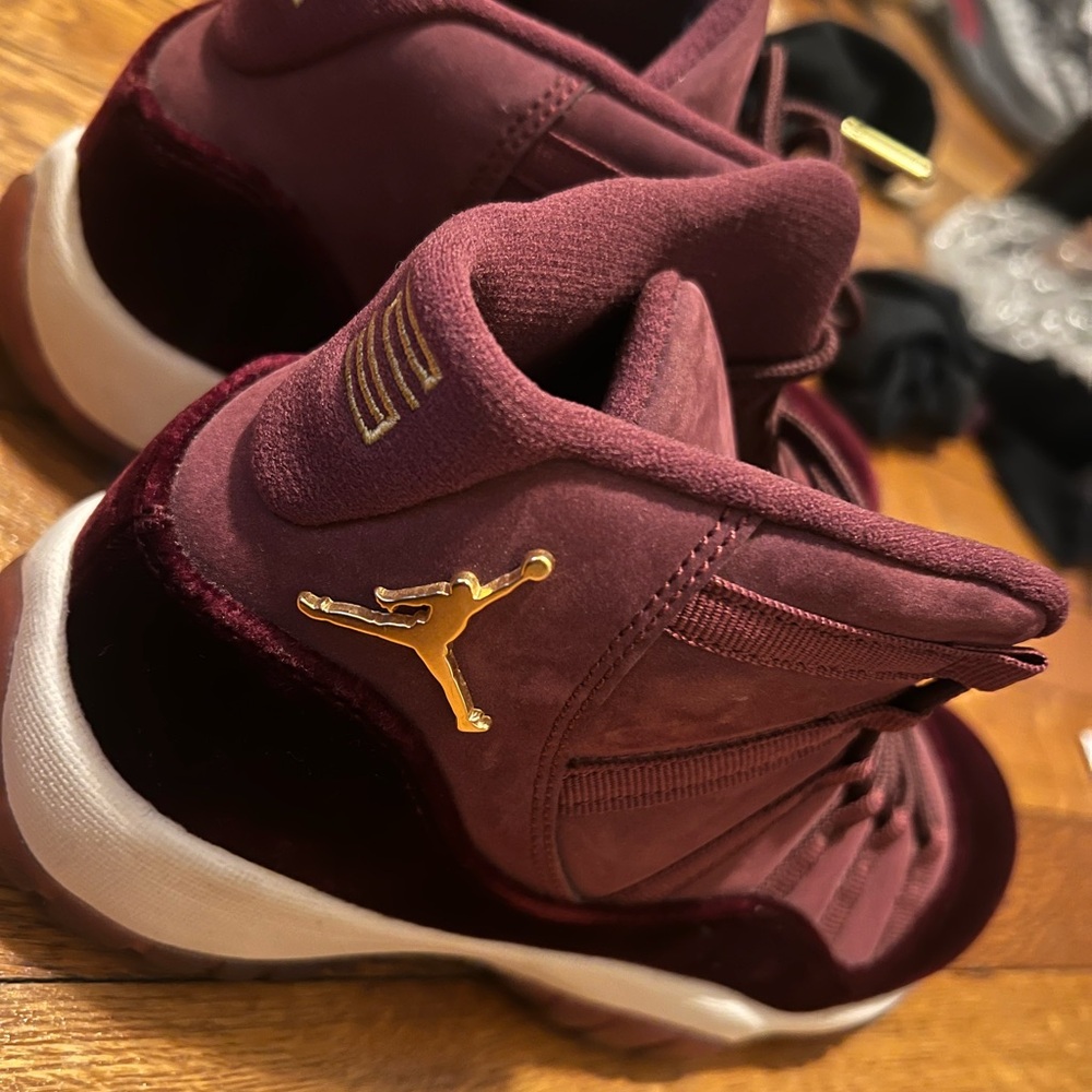 Jordan 11 Retro Heiress night maroon